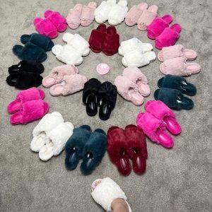 This ultra-cozy flat slipper includes its very own matching  carrying case.